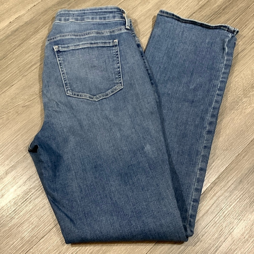 NYDJ “Marilyn Straight” Heyburn Light Wash Stretch Jeans‎ size 8